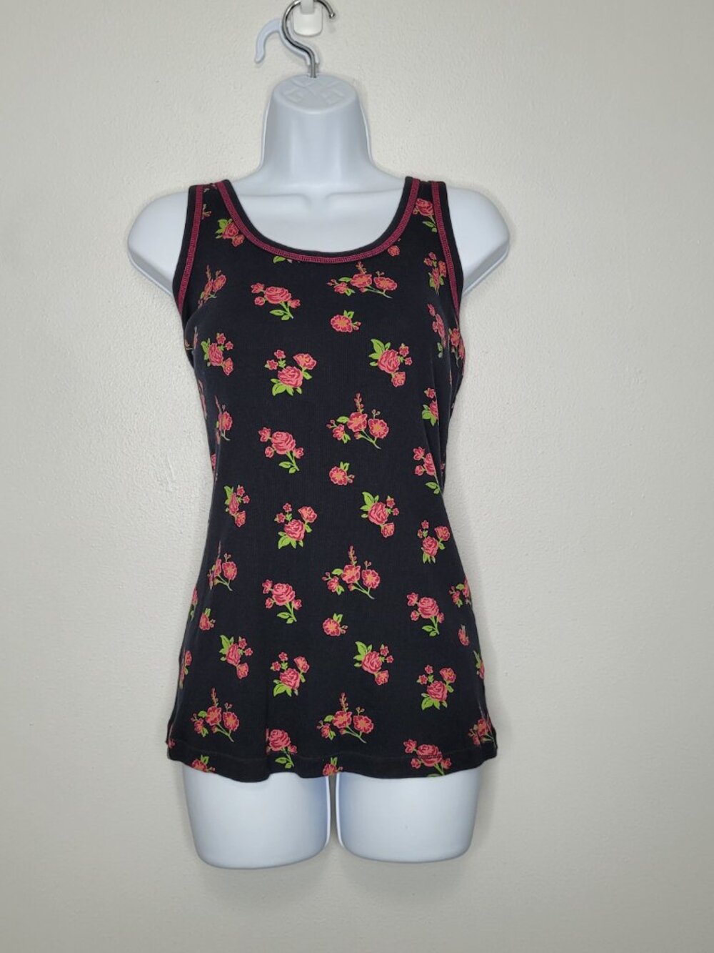 Arizona black pink flower print y2k vibes form fitting ribbed tank top size 1x